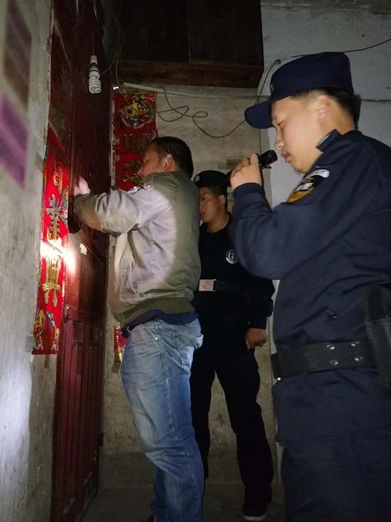 南宁地区粗心妈妈误将幼女锁家中 民警全城寻开锁师傅开门